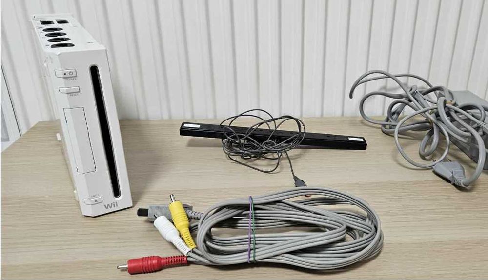 Consola Nintendo wii cu cabluri si senzor incluse