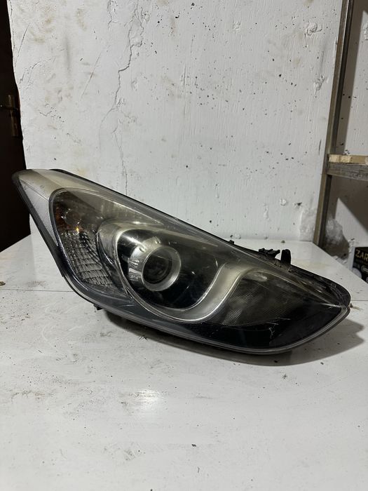 Передние права фары на Hyundai i30