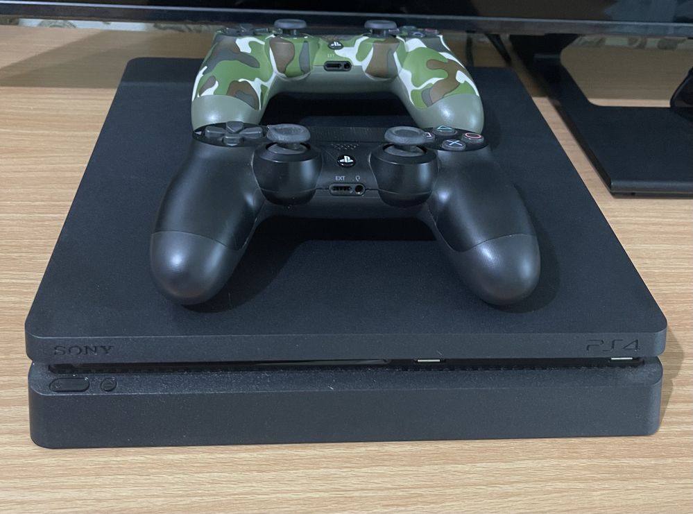 Продам PS 4 Slim 1 tb.