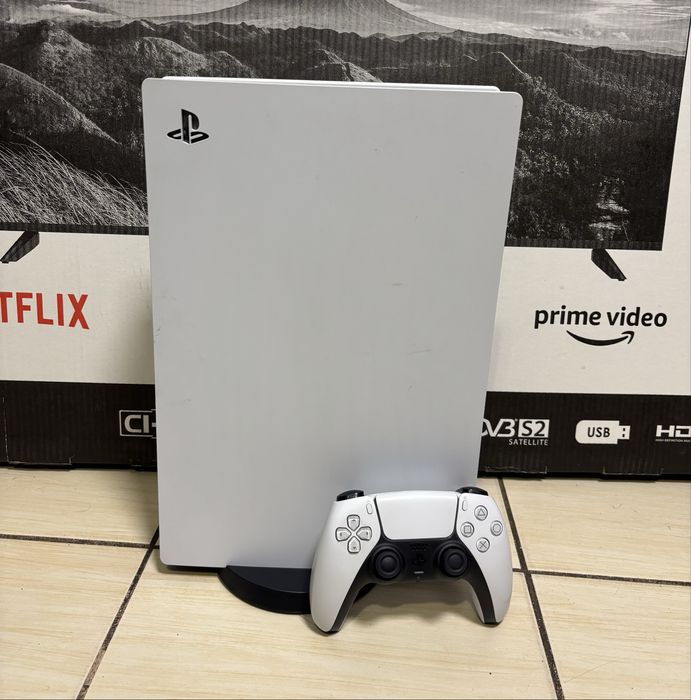 MDM vinde: Consola PS5 Digital Edition, 825GB.