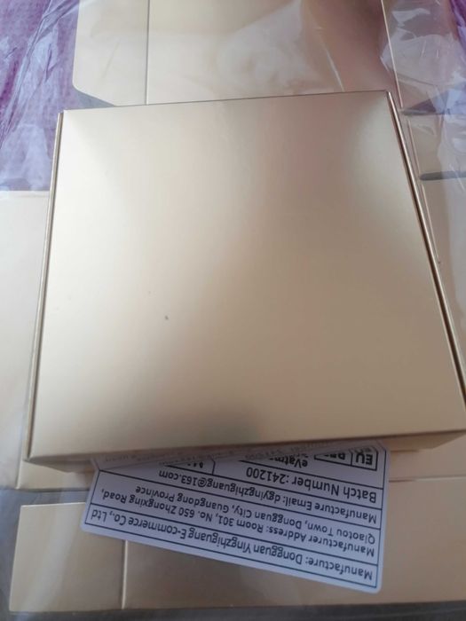 Златни кутийки за подарък