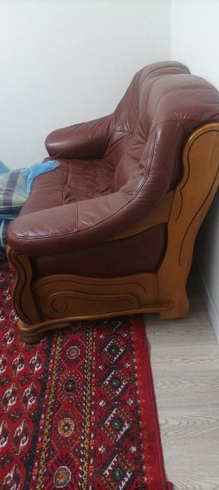 Мягкая мебель. Диван кровать+2 кресла+диванчик. Кожа+дерево.