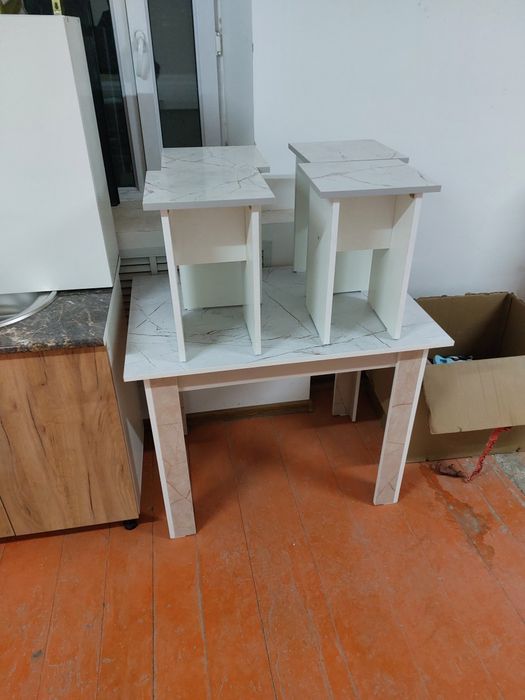 Стол новый с четеремя табуретками