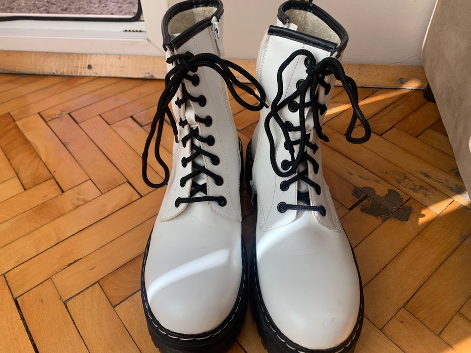 Дамски бели боти