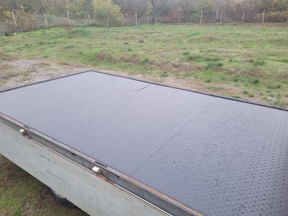 Бордово камион бус Ивеко Дейли под наем Iveco Daily бордови