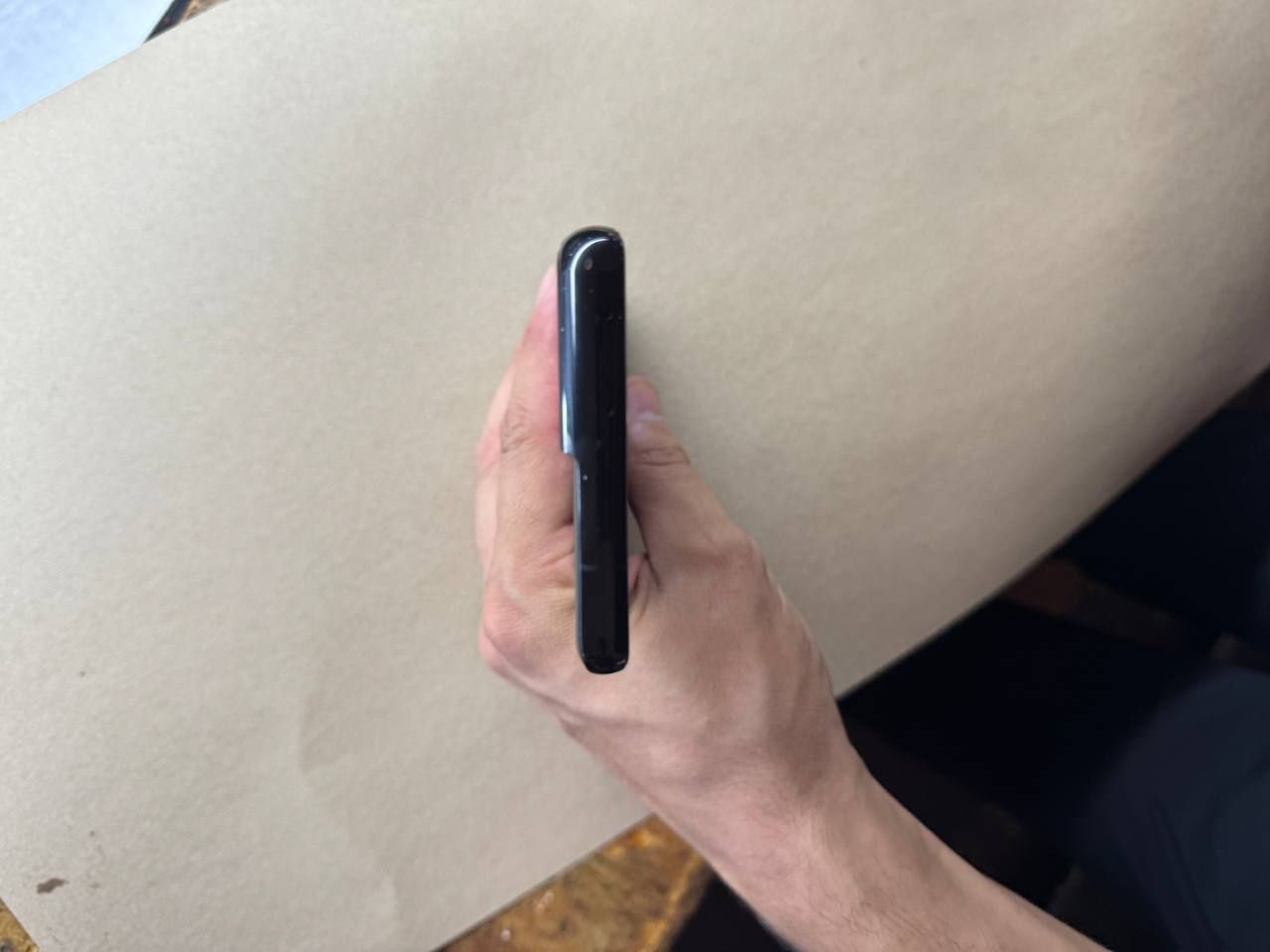 Samsung s21 ultra 5G 12/256 tel tiniq cetida azgina qirilgan joyi bor