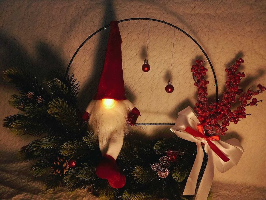 Ornament de Crăciun handmade cu spiriduș și suport metalic luminos.