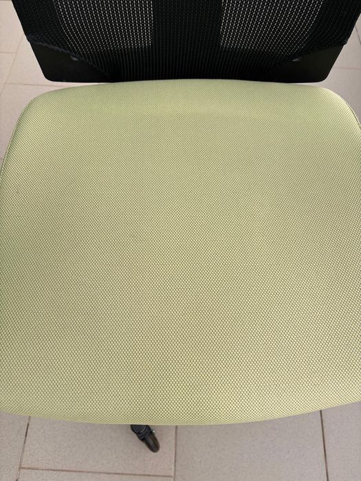 Scaun de birou de tip mesh cu suport lombar și vertical