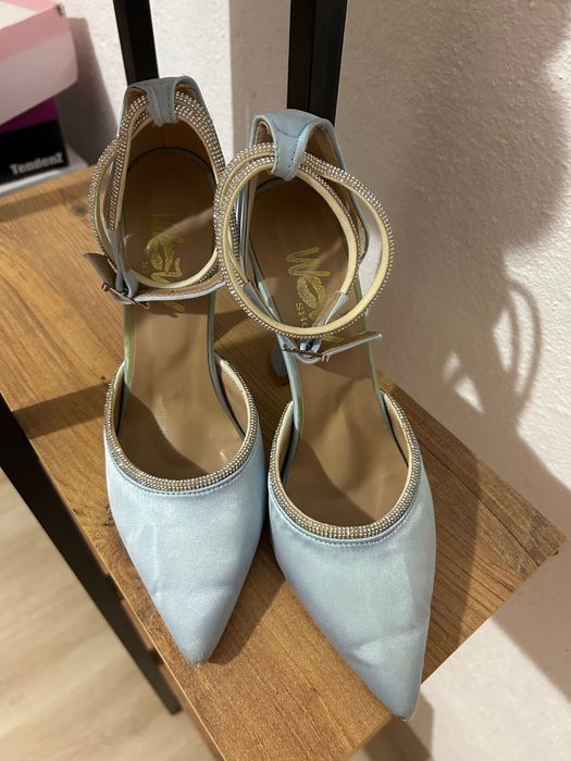 Високи лъщящи токчета