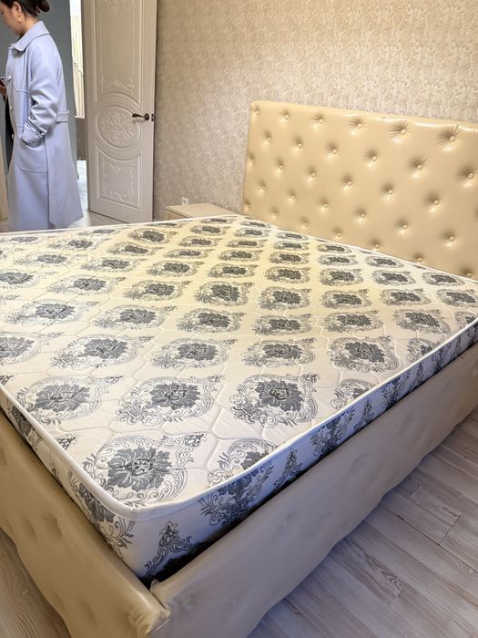 Продам кровать с 2 шт прикроватными тумбами