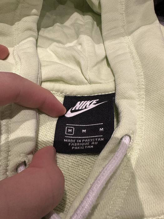 Hanorac Nike universal Marimea M dar destul de larg zici ca e L