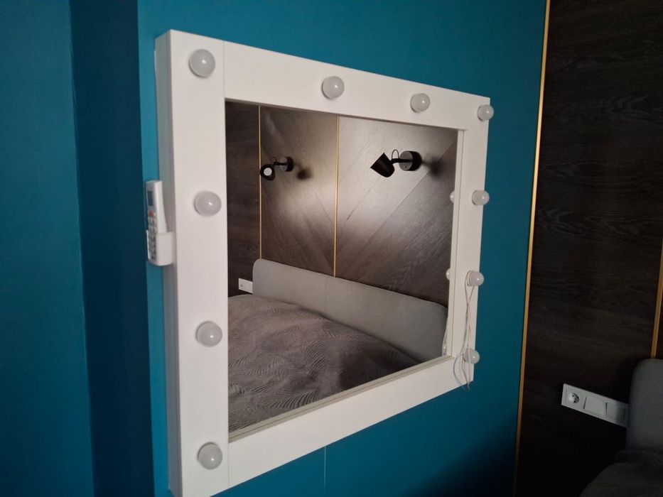Настенное зеркало с подсветкой