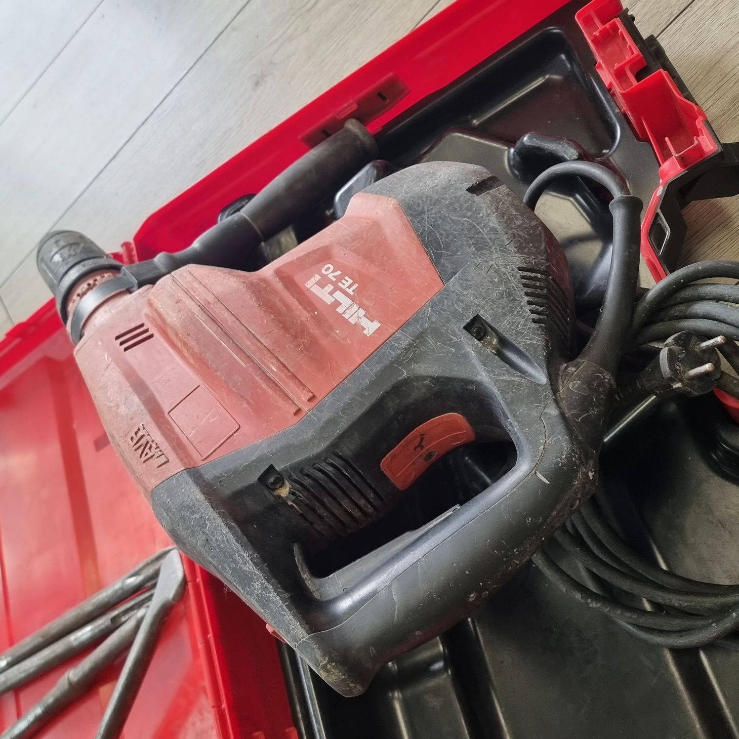 Amanet F28: Ciocan rotopercutor Hilti TE 70 AVR