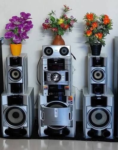 Malaysia sony 10000 watt hamma joyi ishlaydi bass o‘ta kuchli va sifat