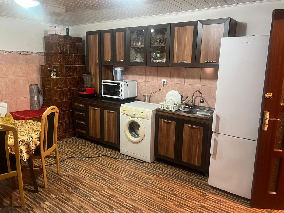 Casắ modernă complet mobilatà cu teren generos 1100 mp.