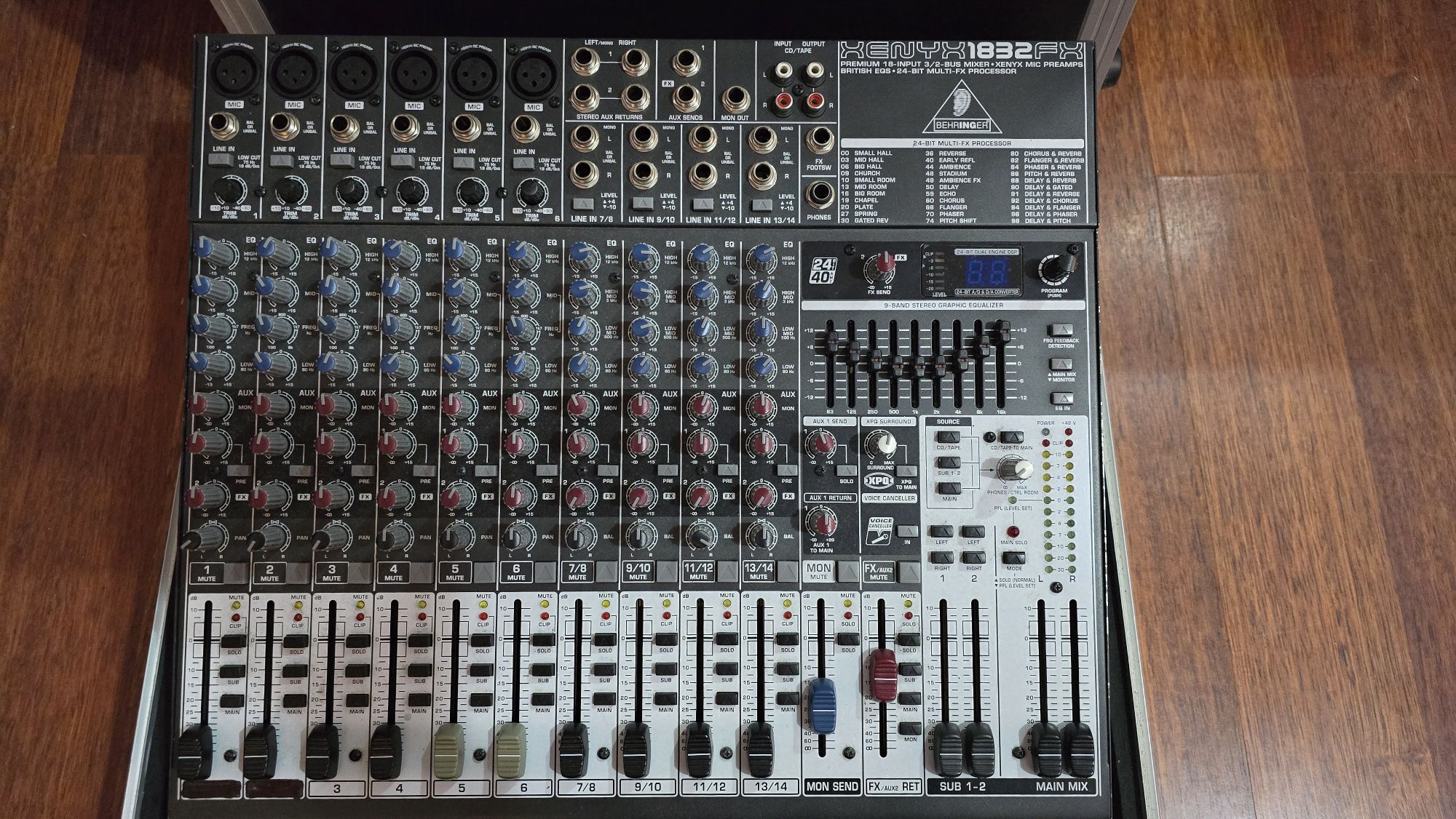 Mixer Behringer XENYX 1832FX