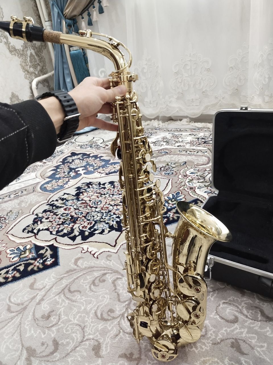 Продаётся саксафон+бонус (гитара)