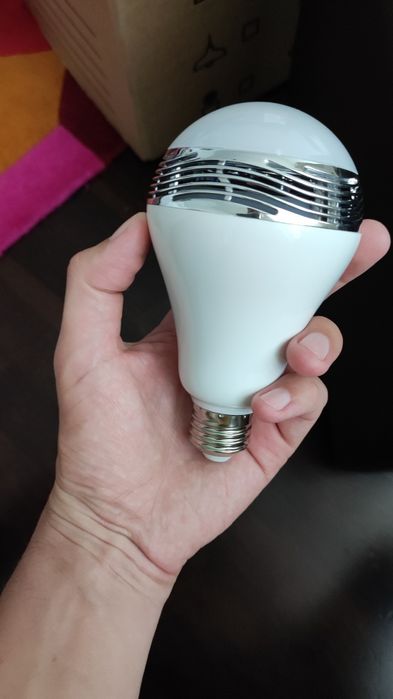 Bec Smart cu boxa stereo SmartBulb