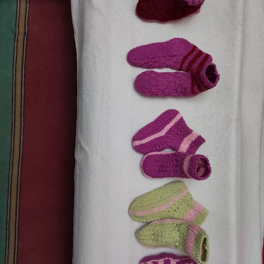 Продам носки и следки ручной работы шерстяные разных размеров.
