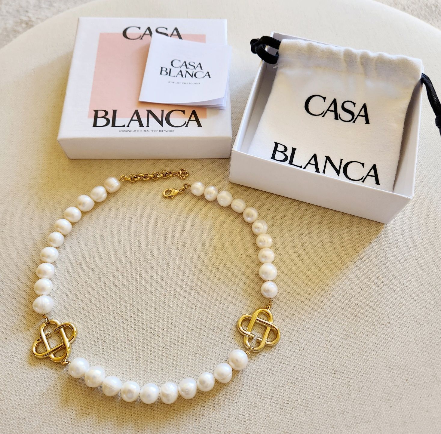 Колие естествени бели перли CASABLANCA гердан чокър позлатена лого лог