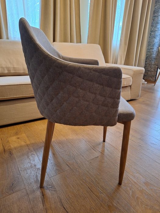 Продавам 2 кухненски стола в сив цвят. Цена 50 лв . за брой.