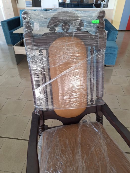 Дървен люлеещ се стол с естествена кожа