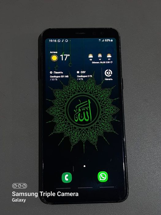 Samsung A8 продам хороший рабочий телефон зарядка хорошо держит