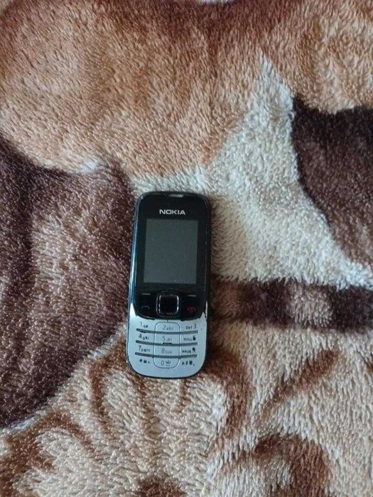 Vând telefoane mobile diferite.