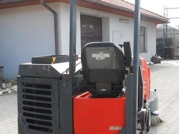 2 броя Машини за почистване на бетонни площадки паркинзи халета HAKO 1