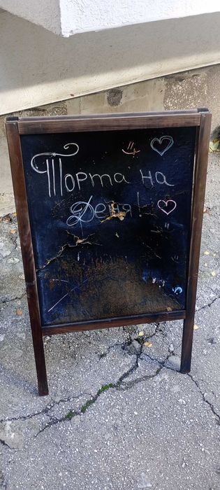 Оргинална дървена рекламна стойка