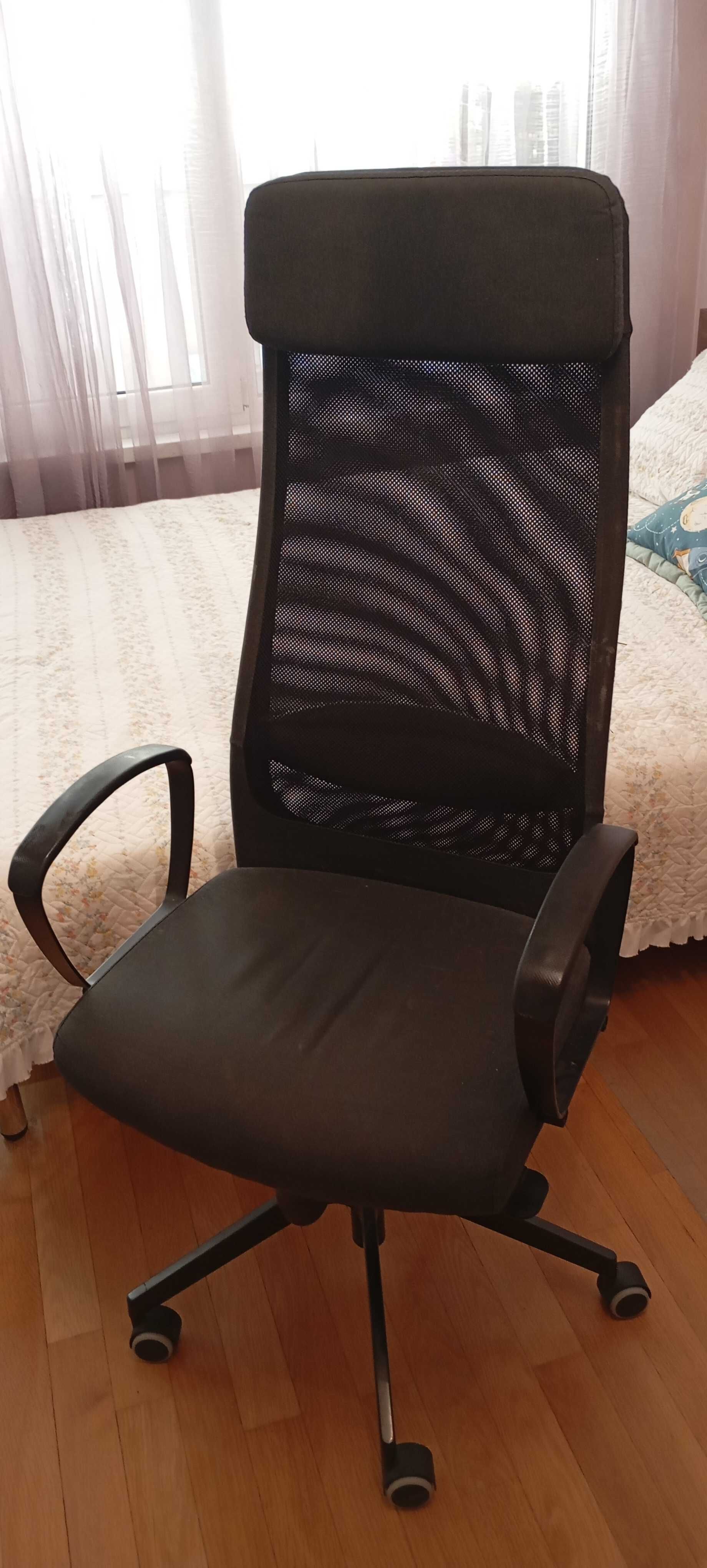 Продавам бюро Ikea Fredde