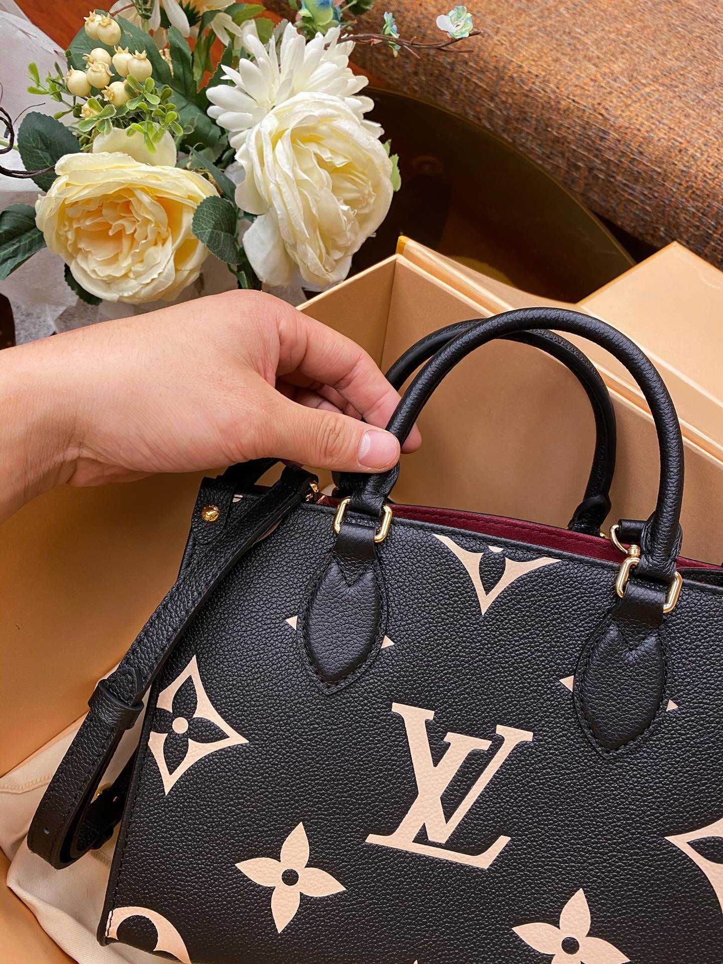 Geanta Louis Vuitton Onthego 25cm negru, tip Premium