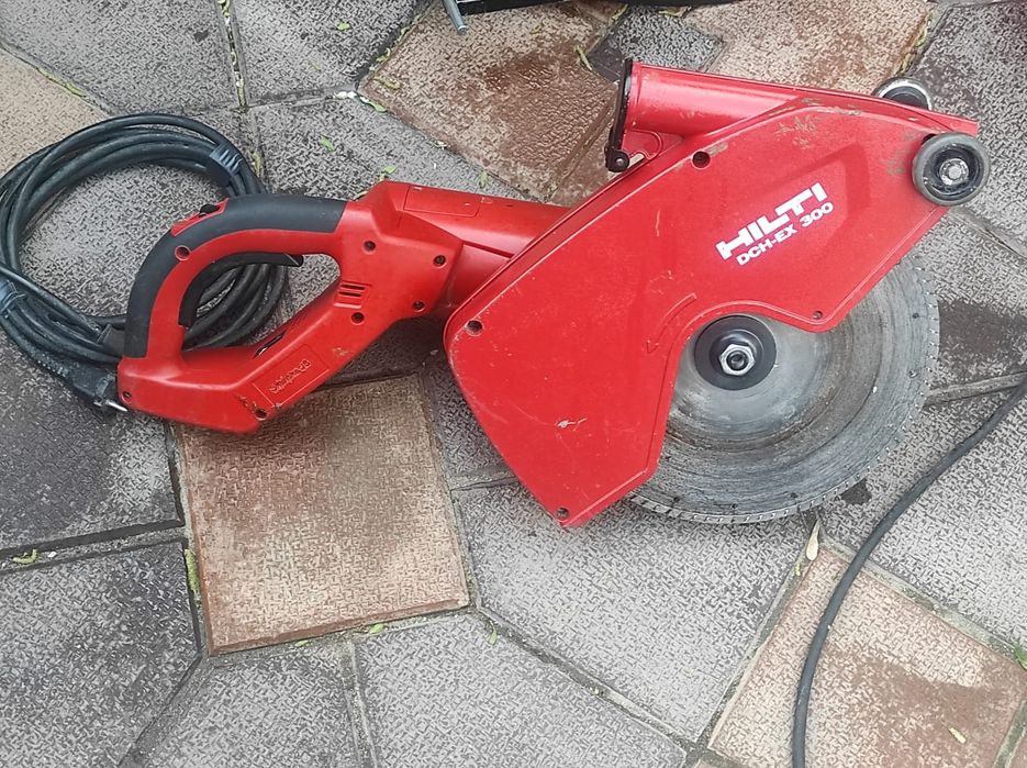 Mașina de făcut canale HILTI DCH 300 că și noua