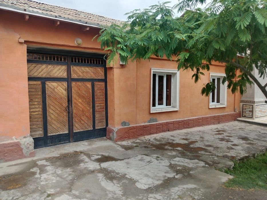 Uy sotiladi jizzax shaxar navoiy max u.shokirov beton kucha