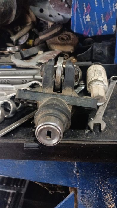 Замок багажника на мерседес 190