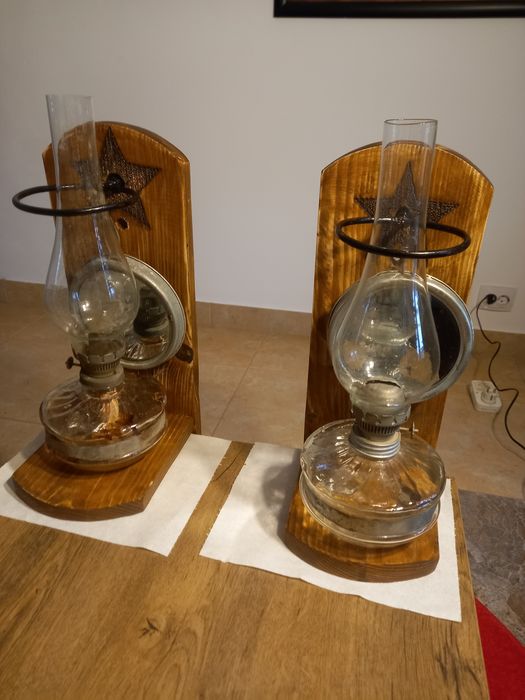2 lămpi vechi ,fiecare cu suport