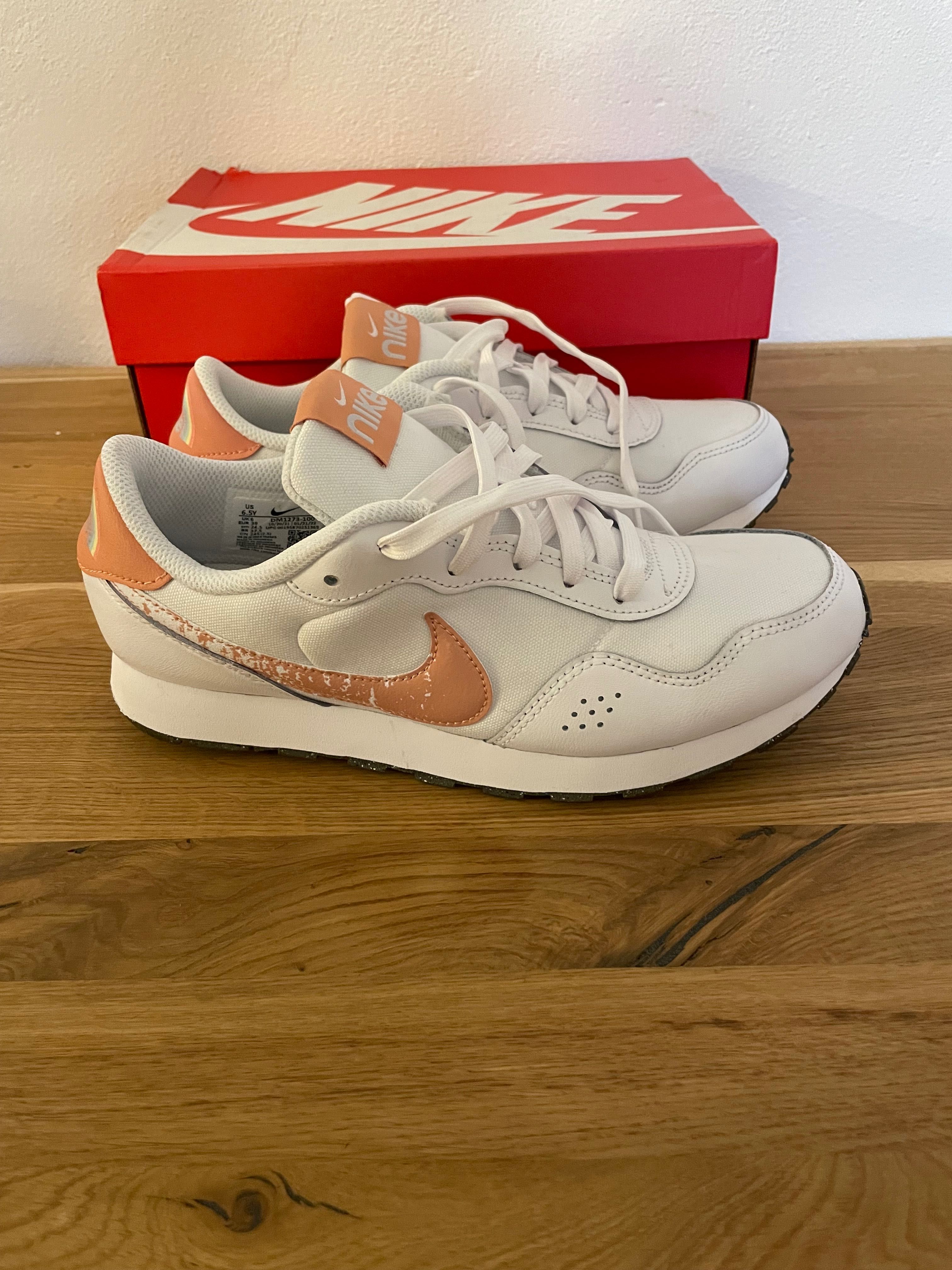 Nike Valiant SE.39 дамски маратонки Найк.