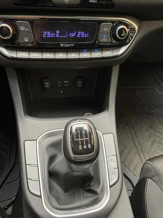 Лек автомобил Хюндай i30