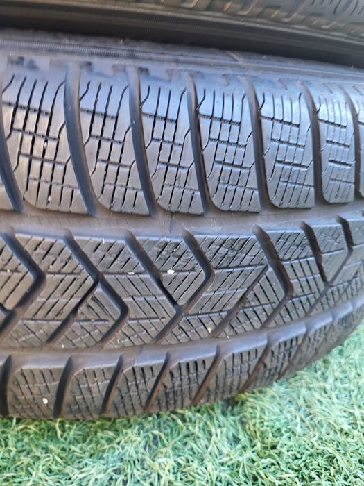 2 бр зимни 235/60/18 Pirelli
