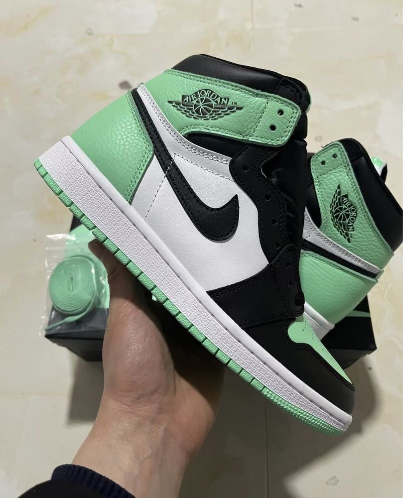 Air Jordan 1 Retro High “Green Glow”