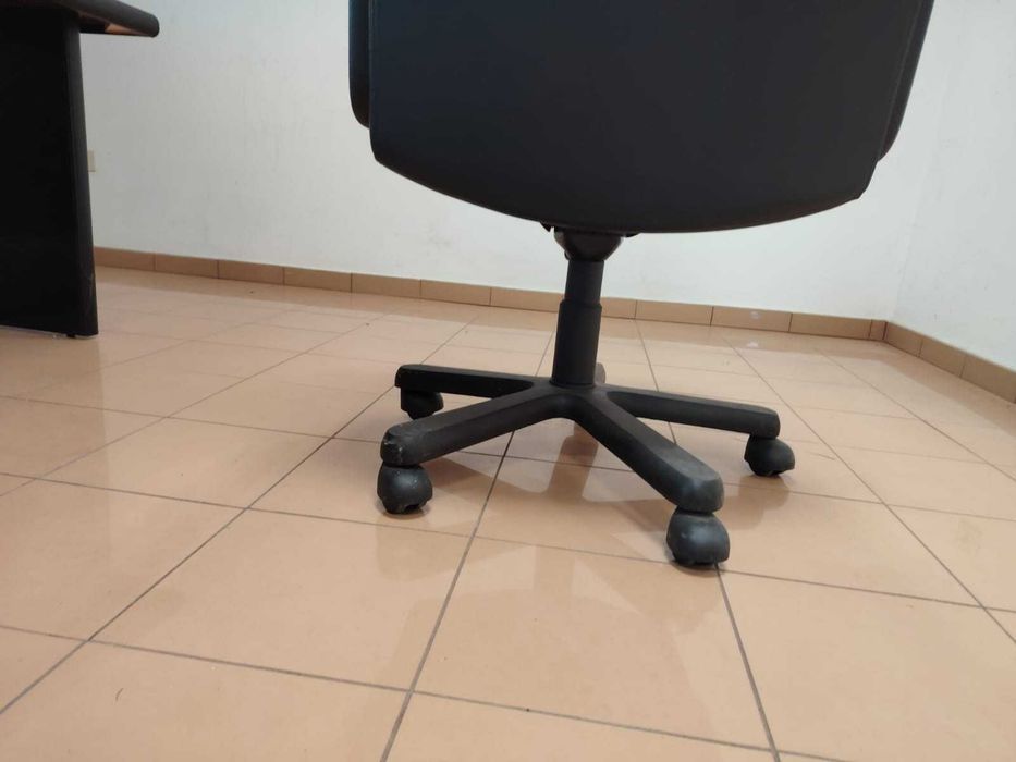 Офис Столoве Естествена Кожа 11 Заседателни 1 Директорски Стол