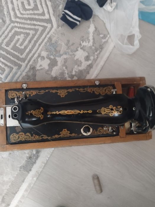 Швейная машинка ручная.