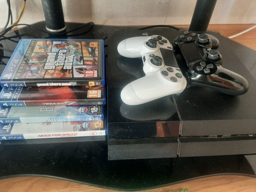 PlayStation 4 + 4 уникательных игр