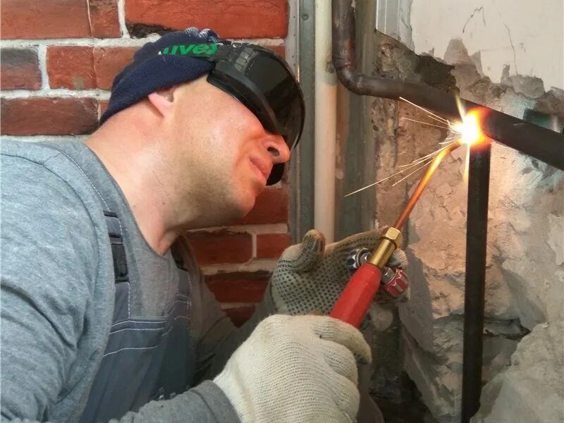 Монтаж и ремонт , газосварка , сантехника.