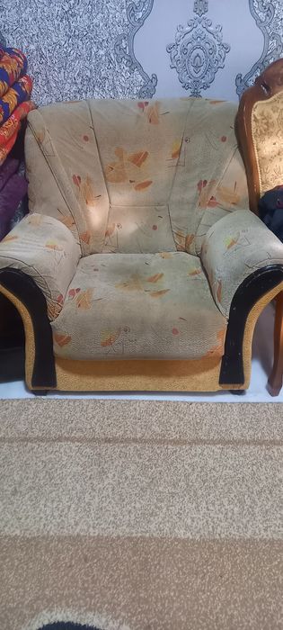 Диван 2 та креслоси билан арзон тезда сотилади