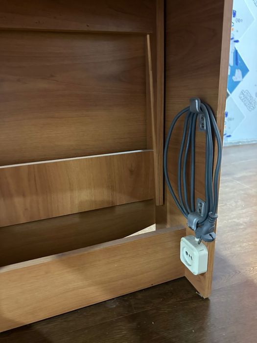 Стол-тумба в отличном рабочем состоянии с встроенной розеткой