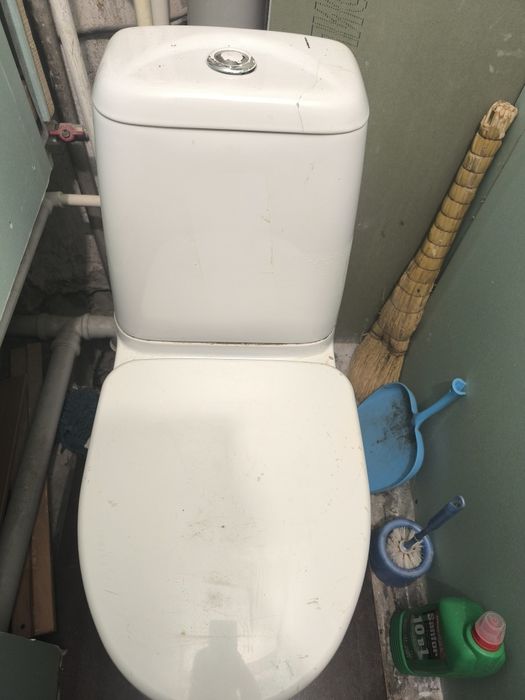 Продам унитаз крышка сломалась