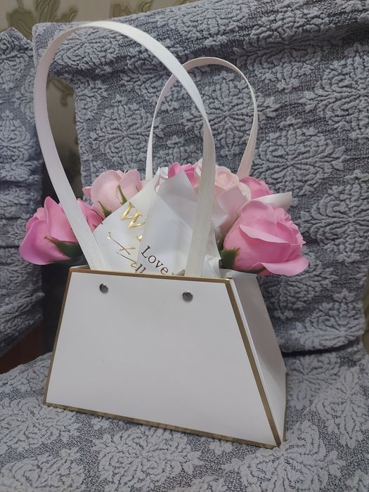 Продам красивую композицию из искусственных роз