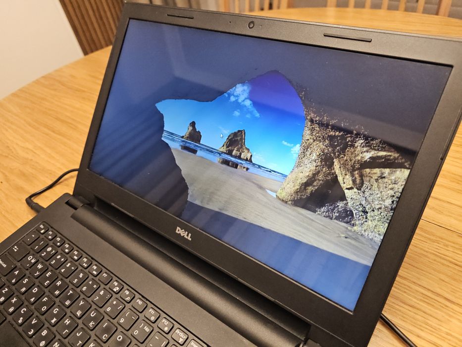 Лаптоп Dell Inspiron 15 с SSD и инсталиран Windows 10
