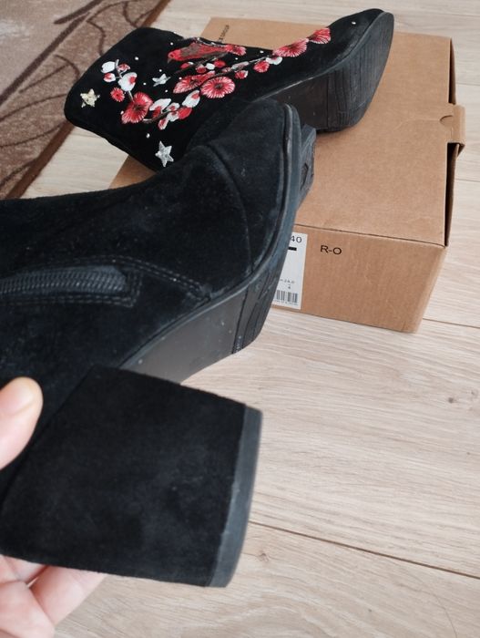 Симпатични боти от естествен велур, с бродерия, Stradivarius